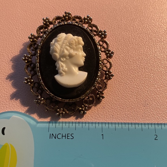 Vintage cameo brooch - Picture 2 of 3
